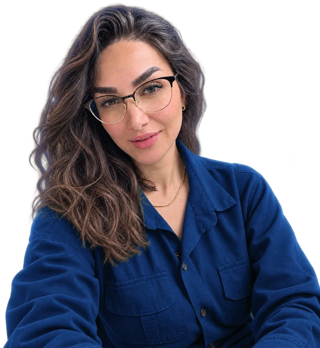 نیلوفر رزمپا، مشاور کسبوکار، با پیراهن سبز تیره و عینک