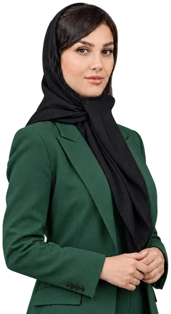 نیلوفر رزمپا، مشاور کسبوکار، با کت سبز و شال مشکی