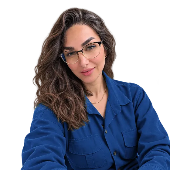 نیلوفر رزمپا، مشاور کسبوکار، با عینک و کت آبی